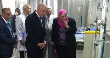 محافظ الجيزة يفتتح أعمال التطوير بمستشفى التحرير العام ويوزع عيدية على المرضى