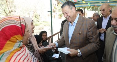 محافظ بنى سويف يقدم الهدايا للأطفال الأيتام ويزور المسنين فى عيد الأضحى
