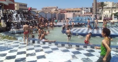 صور.. الأطفال يلجأون لحمامات السباحة والأهالى يتوافدون على الحدائق بكفر الشيخ