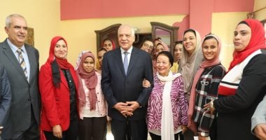 محافظ الجيزة يوزع العيديات على فتيات دار أيتام بإمبابة.. صور
