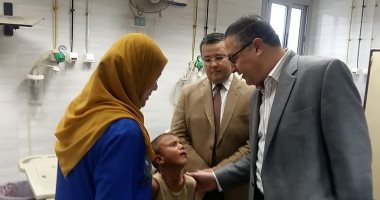 صور.. رئيس جامعة بنها يتفقد المستشفيات للإطمئنان على مستوى الخدمة الصحية