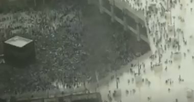 فيديو.. الحجاج يستقبلون الأمطار بدموع الفرح والدعاء والطواف