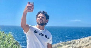 حسام غالى يستغل إجازة العيد فى الاستمتاع على الشواطئ