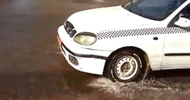 كسر بماسورة مياه الشرب بالحلمية والمياه تغرق الشارع ..فيديو