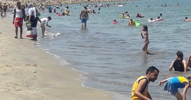 صور .. شاطئ بورفؤاد يستقبل الزوار وسط فرحة غامرة ثانى أيام عيد الأضحى