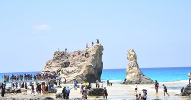 صور.. إقبال كبير من المصطافين على شواطئ مطروح خلال عيد الأضحى المبارك