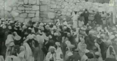 شاهد.. تسجيل نادر للحجاج أثناء "رمى الجمرات" منذ 81 عامًا