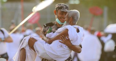 "تاه فى الحج وحمله رجل أمن".. "حكاية صورة جسدت الرحمة وقلبت السوشيال ميديا"