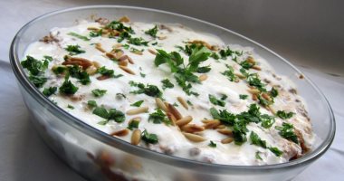 فيديو معلوماتى.. طريقة عمل الفتة السورى بالزبادى
