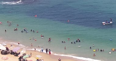 صور.. إقبال المواطنين على شواطئ الإسكندرية ثانى أيام عيد الأضحى 