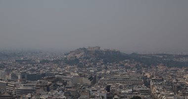 اليونان تكافح حريق غابات على جزيرة إيفيا والدخان يغطى سماء أثينا