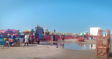 اضبط مخالفة.. انتشار الباعة الجائلين بين المصطافين فى رأس البر.. صور وفيديو