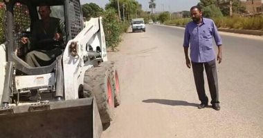 صور.. أعمال نظافة ورفع مخلفات من الطريق الزراعى السريع بقرية النمسا بالأقصر
