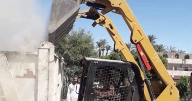 صور.. رفع 47 طن مخلفات وإزالة تعديات على أراضى الدولة بمدينة القرنة فى الأقصر