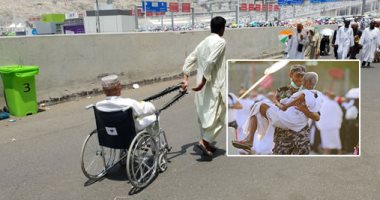 الإنسانية تتجسد فى أطهر بقاع الأرض.. رجل أمن يحمل حاج أسيوى تائه فى عرفة.. وشاب يساعد أبيه المسن فى رمى الجمرات على كرسى متحرك.. وإجراء عملية قلب مفتوح لصومالى تنهى أزمته الصحية التى استمرت 3 سنوات