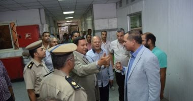 صور.. مدير أمن سوهاج يقود حملة على تعديات أسوار المستشفى الجامعى