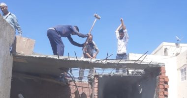 صور.. التحفظ على مواد بناء بحملة للإزالة شرق الإسكندرية