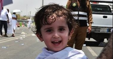 الأطفال الحجاج.. براءة تكسوها البياض وتطوف بالبيت العتيق