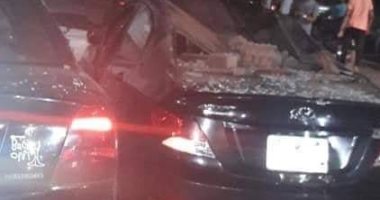 نيابة الشرقية تجرى معاينة بعد سقوط بلكونة وإصابة طالبين وتهشم 3 سيارات