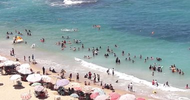 صور.. إقبال متزايد على شواطئ الإسكندرية فى ثالث أيام عيد الأضحى