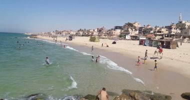 صور.. أهالى شمال سيناء يحتفلون برابع أيام العيد على شاطئ العريش