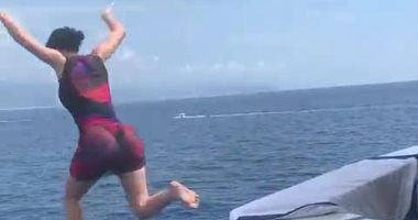 فيديو وصور.. كيلي جينر تقفز من أعلى يخت يقال إن ارتفاعه 71 قدما