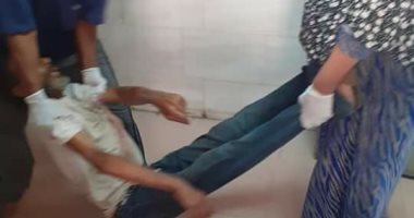 صور.. عمال يلقون مريضا خارج مستشفى كفر الزيات.. والمستشفى يرد: عنده إيدز