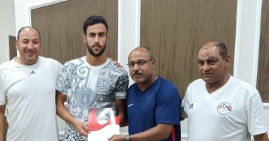 صور .. أحمد علاء يوقع عقود الإعارة لطلائع الجيش