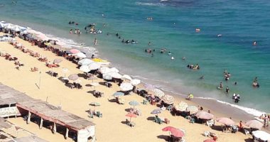 صور.. إقبال كبير على شواطئ الإسكندرية فى رابع أيام عيد الأضحى