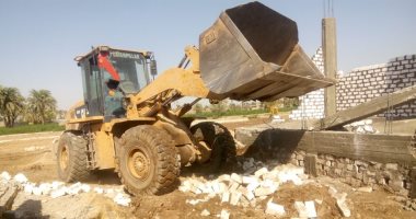 محافظ أسيوط: تنفيذ 429 حالة إزالة واسترداد 15 ألفا و741 فدانا