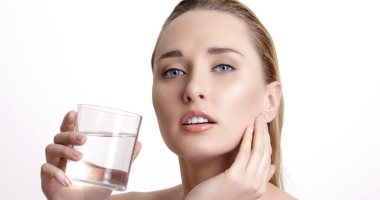 أفكار تساعدك على شرب الماء بانتظام على مدار اليوم.. لو بتنسى تشرب فى البرد