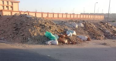مخلفات الأبنية والقمامة بمحيط مدرسة.. شكوى "كمال" فى الحى الثامن بالعبور