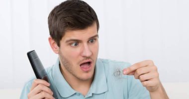 بلاش تدخين وتوتر.. نصائح لعلاج تساقط الشعر عند الرجال