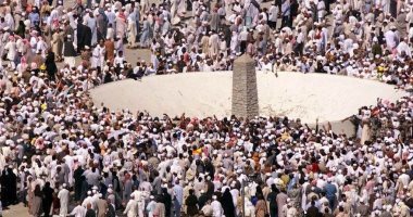 حجاج بيت الله الحرام يكملون رمى الجمرات الثلاث بأول أيام التشريق