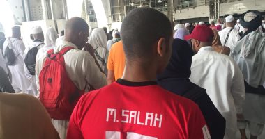 حاج يطوف حول الكعبة بـ "تى شيرت" محمد صلاح