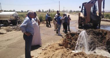 صور.. كسر ماسورة مياه بقرية الزنيقة ورئيس مدينة إسنا يتابع أعمال الإصلاح