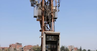 عامود تيار كهربائى يمر داخل الكتلة السكنية فى "عزبة الصياد وينذر بكارثة