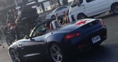 قارئ يرصد سيارة بلوحات مدون عليها "مجرم" بدلا من الأرقام على كوبرى قصر النيل