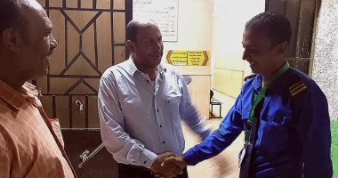 "صحة القليوبية " تكرم فرد أمن عثر على 40 ألف جنيه بمستشفى وسلمها لمالكها  