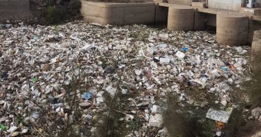 تلال القمامة تحتل جانبى طريق عزبة الجنادى بالدقهلية