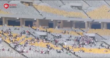 عدسة سوبر كورة .. مشجع زملكاوى يصطجب رضيعته أمام ديكاداها