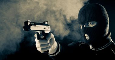 عشان يبطل ضرب نار.. الشرطة الروسية تلبى طلب مسلح بالحصول على زجاجة خمر