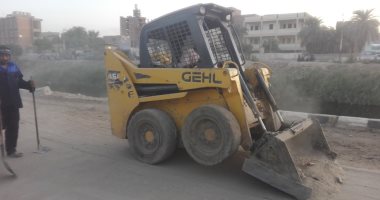 صور.. رفع المخلفات والأتربة من المرسى السياحى ومحيط ترعة أصفون بمدينة إسنا