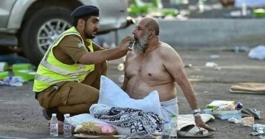 صور.. رجال الأمن السعودى.. ابتسامة على الوجوه وأيادى ممدوة بالخير