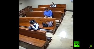 شاهد.. لحظة سرقة سيدة أثناء صلاتها داخل كنيسة
