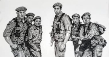 "إسلام" طالب يبدع فى رسم مشاهد من الأفلام بالقلم الرصاص