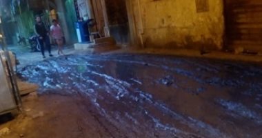 صور.. مياه الصرف الصحى تغلق "شارع رئيسى" ببشتيل