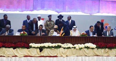 رئيس الوزراء يوقع شاهدا على الوثيقة الدستورية للفترة الانتقالية بالسودان
