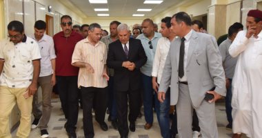 صور.. محافظ مطروح يتفقد أعمال تطوير العيادات الخارجية بمستشفى الحمام المركزى