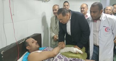 صور.. محافظ الشرقية يزور محامى أبوكبير المعتدى عليه أثناء دفاعه عن جاره